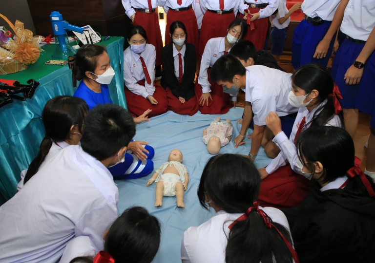 On 5-13 July 2023, EP Discipline Department headed by Ms. Siriwan Yuthongkham in cooperation with Sikarin Hospital is holding the Basic First Aid: Choking & CPR training for Primary 1 to Secondary 6 students.