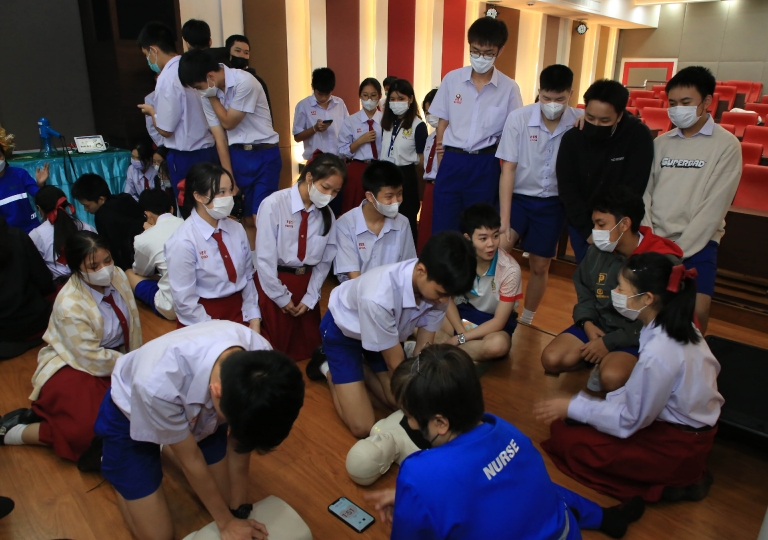On 5-13 July 2023, EP Discipline Department headed by Ms. Siriwan Yuthongkham in cooperation with Sikarin Hospital is holding the Basic First Aid: Choking & CPR training for Primary 1 to Secondary 6 students.