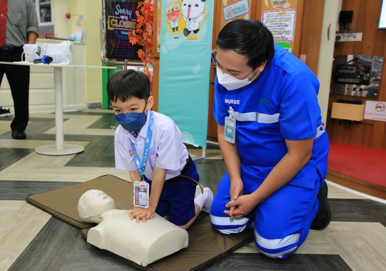 July 11, 2023, EP Discipline Department headed by Ms. Siriwan Yuthongkham in cooperation with Sikarin Hospital is holding the Basic First Aid: Choking & CPR training for Primary 1 to Secondary 6 students. 